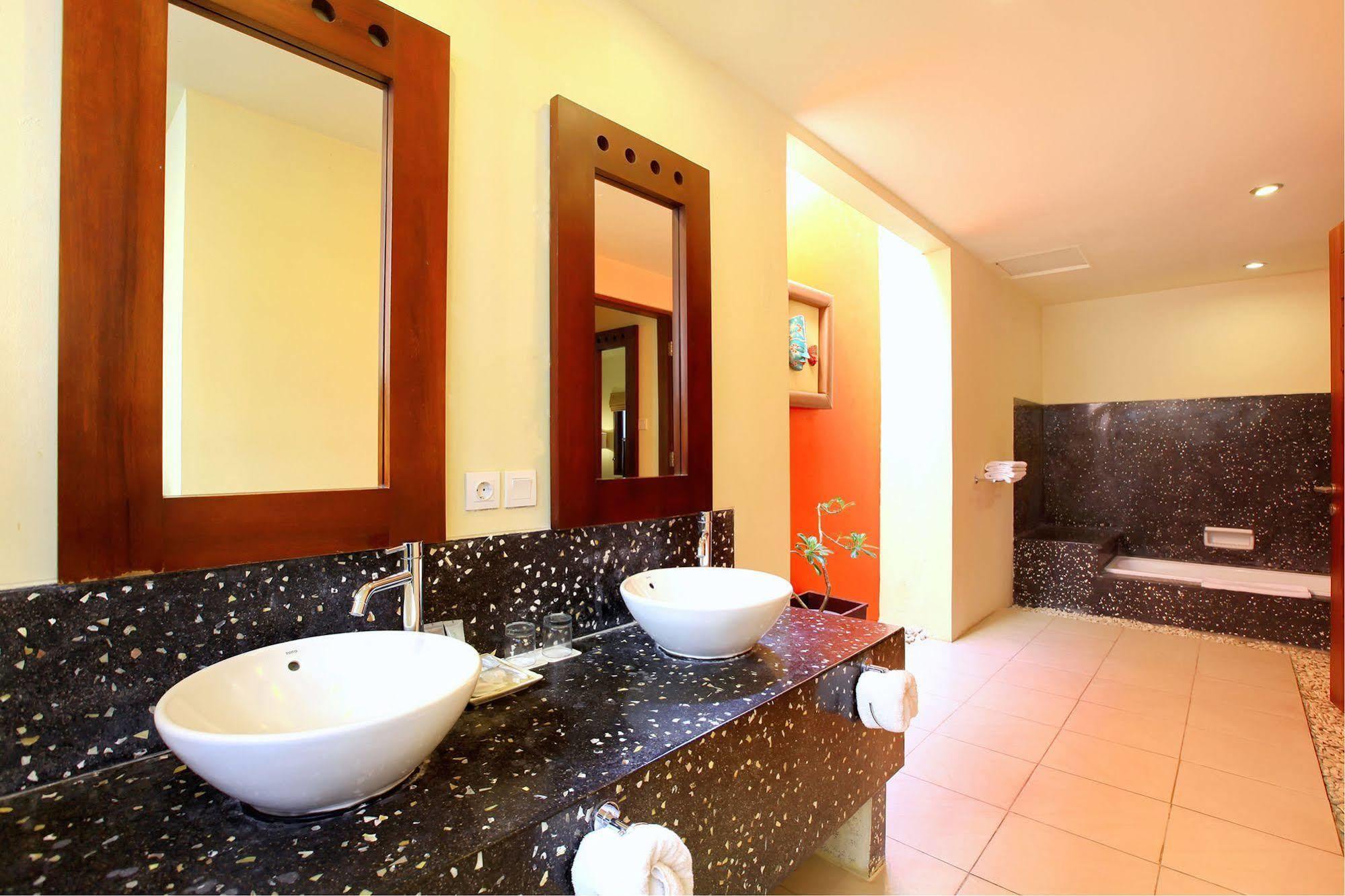 Mutiara Jimbaran Villas Kuta Selatan Exterior photo