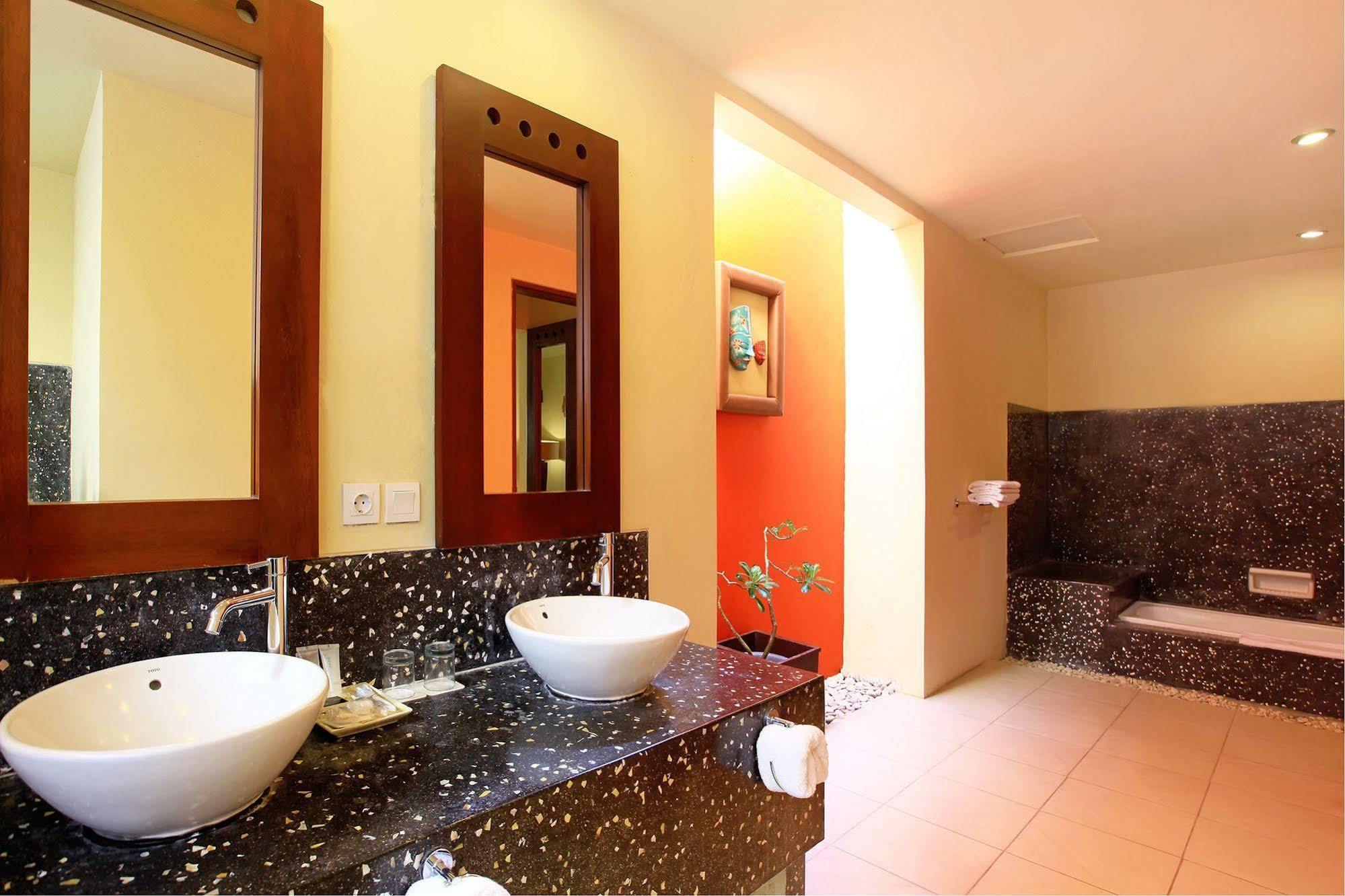 Mutiara Jimbaran Villas Kuta Selatan Exterior photo